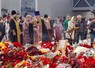 ロシア正教会の神父とともに、大規模テロの現場近くで犠牲者を悼む市民ら＝モスクワ近郊で3月28日、山衛守剛撮影