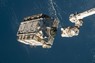 ISSからロボットアームで投棄される古いバッテリーなどの設備＝2021年3月（NASA提供・共同）