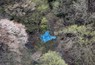 焼けた2人の遺体が見つかった現場周辺に張られたブルーシート＝栃木県那須町で2024年4月16日午後4時12分、本社ヘリから幾島健太郎撮影