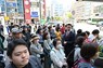衆院東京15区の候補者の街頭演説に集まった人たち＝東京都江東区で16日午前11時31分、宮間俊樹撮影