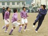 07年、母校・藤枝東で行われた初蹴りのOB戦で胸トラップからシュートを狙う浦和・長谷部
