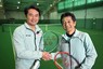 ラケットを手に握手を交わす福井烈さん（右）と杉村太蔵さん＝東京都港区の高輪テニスセンターで2024年3月6日、手塚耕一郎撮影