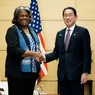 トーマスグリーンフィールド米国連大使（左）と握手する岸田首相＝19日午前、首相官邸