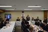 著名人になりすました詐欺広告の対策強化を検討する会合に、米IT大手メタ（左）の関係者も参加した＝東京都千代田区の自民党本部で2024年4月19日午後0時1分、藤渕志保撮影