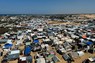 イスラエル軍とイスラム組織ハマスの戦闘が続く中、多くの避難民がテントで生活するパレスチナ自治区ガザ地区の最南部ラファ＝3月11日、ロイター