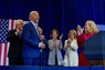 ケネディ一族の拍手を受けるバイデン米大統領（左から2人目）＝米東部ペンシルベニア州で4月18日、ロイター
