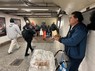 地下鉄の構内で揚げ菓子のチュロスを売るメキシコ出身のフェリペさん（右）＝米ニューヨークで2024年4月12日、中村聡也撮影