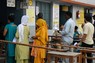 インド北部ウッタルプラデシュ州サハランプルの投票所に並ぶ有権者ら＝2024年4月19日午前10時15分、川上珠実撮影