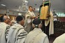 早朝の礼拝に臨むイランのユダヤ教徒。普段はペルシャ語を話すが、ここではヘブライ語だ＝テヘラン中心部の礼拝所で2011年7月、鵜塚健撮影