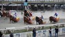 開幕日の第1レースで砂煙を上げて迫力のレースを展開する競走馬＝帯広市で2024年4月19日午後2時38分、鈴木斉撮影