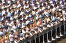 第100回全国高校野球選手権記念大会の開会式で、水分を補給する選手たち＝阪神甲子園球場で2018年8月5日、平川義之撮影