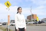娘が事故に遭った現場を見つめる安藤正恵さん＝千葉県木更津市で、2024年4月13日、近森歌音撮影
