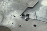 男性が自分に火を付けた裁判所前の公園に残されたかばんを確認するニューヨーク市警の捜査員ら＝米ニューヨーク市で2024年4月19日、AP