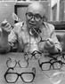 NHKアナウンサー当時の鈴木健二さん。番組に合わせてメガネを替え、変身を図った