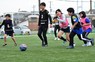 サッカースクールでコーチ（中央）と生き生きした表情でボールを追う子どもたち＝愛媛県今治市で2024年4月20日、松倉展人撮影