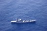 海上自衛隊のヘリコプター2機が墜落した伊豆諸島の鳥島の東の海上で捜索活動に当たる海自の艦船＝21日午前10時52分、本社機「希望」から