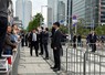 衆院東京15区補選の街頭演説で警備にあたる警察官ら。聴衆が近づけないよう柵も設置された＝東京都江東区で2024年4月21日午後5時8分、島袋太輔撮影