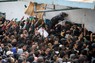 UNRWAの倉庫の前に支援物資を求めて押し寄せる人々＝パレスチナ自治区ガザ地区で2024年3月18日、ロイター