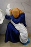 ガザ地区南部のナセル病院の遺体安置所で、イスラエル軍の空爆で死亡した5歳のめいの遺体を抱きしめるパレスチナ人女性＝パレスチナ自治区ガザ地区ハンユニスで2023年10月17日、ロイター