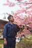 「気持ちは元日から変わっていない。それでも生きていくしかない」。庭に父が植えた桜を見上げる前田洋一さん＝石川県珠洲市で2024年3月30日午後3時12分、国本ようこ撮影