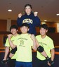 慶大女子初のメダル獲得へ――「チーム尾崎」Tシャツに身を包んだ仲間たちとポーズをとる尾崎野乃香（上）