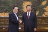 台湾の馬英九前総統（左）と握手を交わす中国の習近平国家主席＝北京で2024年4月10日、新華社AP