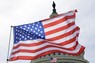 米連邦議会議事堂の前に掲げられた米国旗＝米ワシントンで2024年4月23日、AP