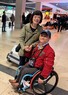 ベルリンの空港で合流した五十嵐朋子記者（左）と夫の諏訪正晃＝ベルリン・ブランデンブルク国際空港で2024年4月6日午前9時16分、空港利用者撮影