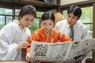 連続テレビ小説「虎に翼」第5週は「朝雨は女の腕まくり？」。新聞を見る寅子（伊藤沙莉）たち（C）NHK 
