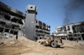 戦闘で破壊されたシファ病院で遺体を捜す救急隊員ら＝パレスチナ自治区ガザ地区ガザ市で4月8日、ロイター