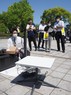 衛星通信サービス「スターリンク」を使った通信訓練を見守る自治体職員ら＝徳島市万代町1の徳島県庁で2024年4月25日午前10時20分、植松晃一撮影