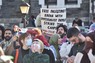 デモ隊が掲げた「パレスチナに自由を！」などと書かれたバナー＝ニューヨークで2024年4月25日、中村聡也撮影