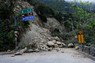 地震発生後、土砂崩れでふさがれた道路＝台湾東部・花蓮で4月5日、ロイター