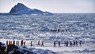 【フォトスク流氷・1メイン】はるか彼方まで広がる流氷の上を、列になって歩く流氷ウオークの参加者たち＝斜里町ウトロで2015年2月21日、手塚耕一郎撮影