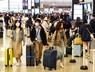 多くの人でにぎわう国際線出発ロビー＝関西国際空港で2024年4月27日午前10時18分、加古信志撮影