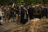 戦死した衛生兵の死を悼む家族や友人ら。東部の前線で負傷した兵士を脱出させる際に亡くなったという＝ウクライナの首都キーウで2024年4月24日、AP