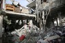 イスラエルが空爆した住宅を調べる子ども＝パレスチナ自治区ガザ地区南部ラファで25日、ロイター