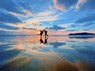 遠浅の砂浜が干潮時に鏡のように見える福岡県福津市の「かがみの海」＝ひかりのみちDMO福津提供