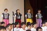 子供たちと合唱するももいろクローバーZのメンバー（左から）佐々木彩夏、百田夏菜子、玉井詩織、高城れに
