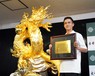 特別展示品の「黄金の龍」ので純金の感謝状を手に笑顔を見せる大迫（撮影・高橋　茂夫）