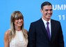 スペインのサンチェス首相（右）と妻のゴメス氏＝リトアニア・ビリニュスで2023年7月11日、ロイター