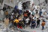 ガザ地区中部デールバラハへのイスラエル軍の攻撃後、破壊された建物付近で救助に当たる人々＝2024年4月27日（ゲッティ＝共同）