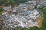 竜巻の影響で損壊した建物＝2024年4月28日、中国広東省広州市白雲区（共同）