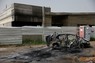 ヒズボラによる攻撃で破壊された車や建物＝イスラエル北部で2024年4月18日、ロイター