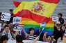 スペインでサンチェス首相への支持をアピールするため行進する人々＝マドリードで4月28日、ロイター