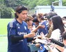練習後のファンサービスでサインに応じる町田DF張敏圭（チャン・ミンギュ＝左）とMF高橋大悟（左から2人目）