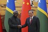 中国を訪問し、李強首相（右）と握手するソロモン諸島のソガバレ首相＝北京で2023年7月、AP