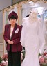 自らデザインしたウエディングドレスとともに立つ桂由美さん＝東京都港区の桂由美ブライダルハウスで2023年1月17日、手塚耕一郎撮影