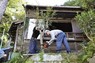 2015年、空き家対策特措法に基づいて取り壊される木造住宅＝神奈川県横須賀市
