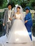 東貴博＆安めぐみ結婚披露宴、安のウエディングドレスを手掛けたデザイナー桂由美さん（右）とともに記念撮影をする2人（2012年7月撮影）